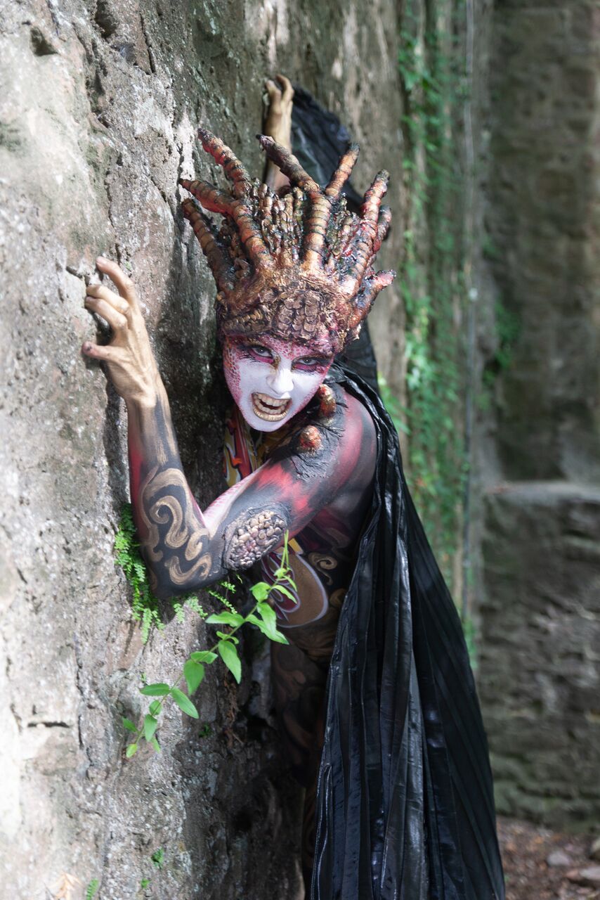 Drache Bodypaint Walking Act mit Christiane Meyer. Painting by Julie Boehm Foto by Michael Groll